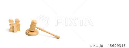 Figures of the family and the hammer of the judge. 43609313