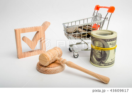 A wooden checkbox and a trolley with coins  43609617