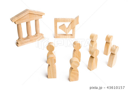 People are voting at the government building 43610157