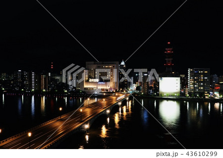 リバーサイドのビルとホテル 新潟市の夜景 リバーサイドのビルとホテル 新潟市の夜景 43610299