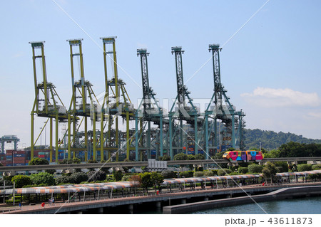 シンガポール、リゾート地・セントーサ島と本島側をつなぐモノレール　ブラニ島のキリン（クレーン）の前を 43611873