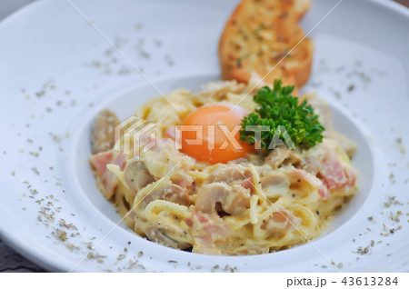 spaghetti with ham and mushroom , carbonara 43613284