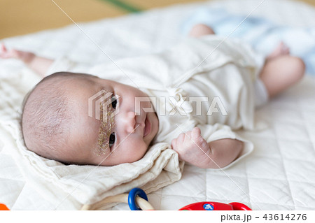 笑顔の新生児 笑顔の新生児 43614276