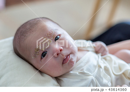 笑顔の新生児 43614360
