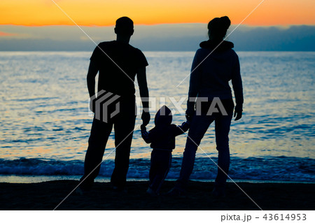 family at sunset by the sea 43614953