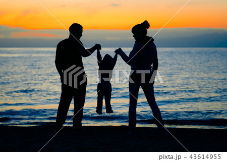 family at sunset by the sea family at sunset by the sea 43614955