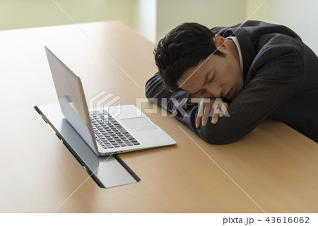 ビジネス　男性　疲労　仮眠 43616062