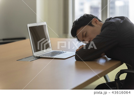 ビジネス　男性　疲労　仮眠 43616064