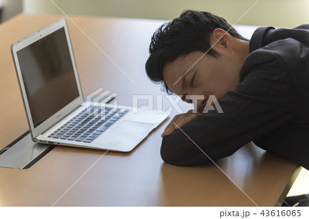ビジネス　男性　疲労　仮眠 43616065