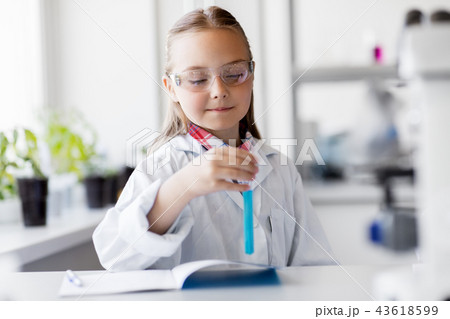 girl with test tube studying chemistry at school girl with test tube studying chemistry at school 43618599