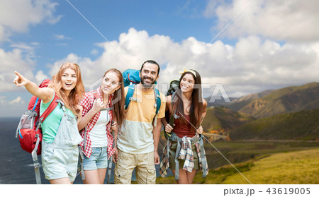 group of friends with backpacks on big sur coast group of friends with backpacks on big sur coast 43619005