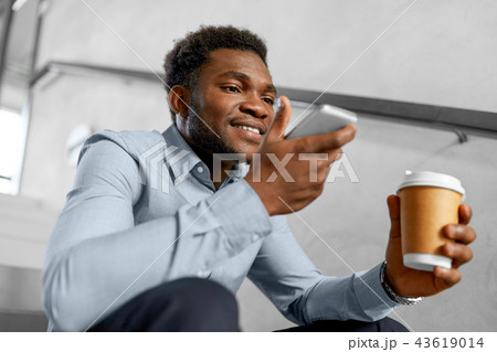 businessman records voice by smartphone at office 43619014