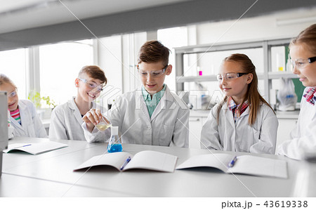 kids with test tube studying chemistry at school 43619338