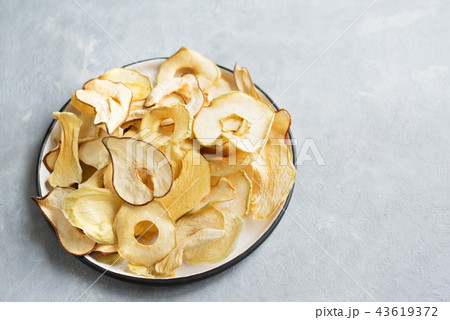 Assorted dehydrated fruit chips Assorted dehydrated fruit chips 43619372