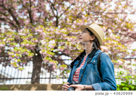 travel woman holding camera and visiting. travel woman holding camera and visiting. 43620999