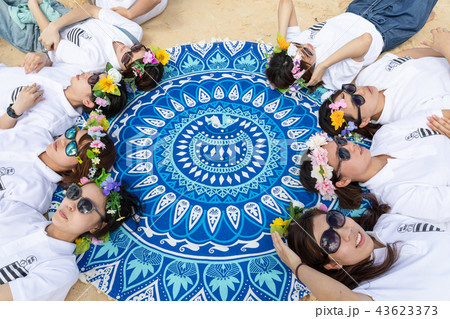 沖縄のビーチで女子会の写真素材