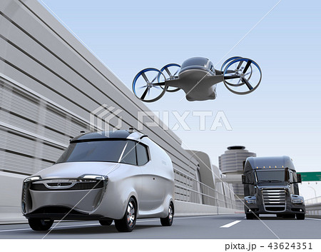 高速道路に走行している配達バン、トラックと上空を飛行しているドローンタクシーのイメージ。 43624351