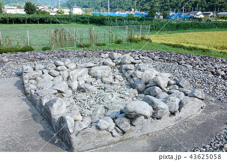 針塚古墳　墳頂部の石室　松本市里山辺 43625058