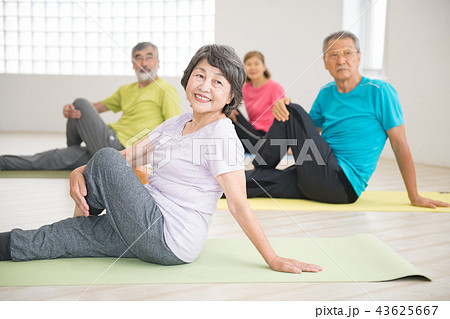 ヨガをする元気な日本人シニア男女4人 ヨガをする元気な日本人シニア男女4人 43625667