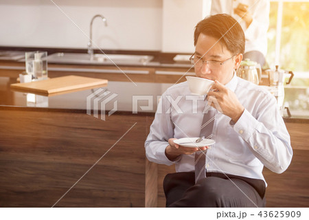 Businessman drinking hot coffee in the morning 43625909