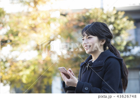 コートの女性 43626748