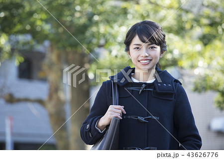 コートの女性 コートの女性 43626776