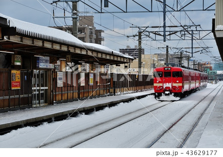 稲積公園駅を発車する函館本線普通列車（711系） 43629177
