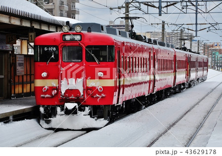 稲積公園駅を発車する函館本線普通列車(711系) 稲積公園駅を発車する函館本線普通列車(711系) 43629178