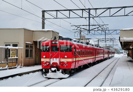 稲積公園駅を発車する函館本線普通列車(711系) 稲積公園駅を発車する函館本線普通列車(711系) 43629180