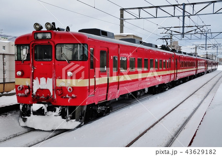 稲積公園駅を停車中の函館本線普通列車(711系) 稲積公園駅を停車中の函館本線普通列車(711系) 43629182