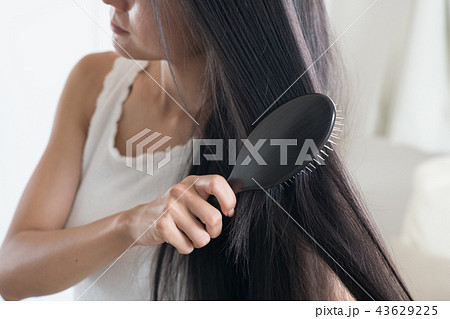 長い髪をブラッシングする若い日本人女性 43629225