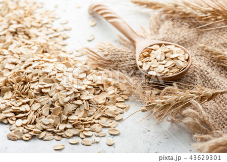 Rolled oats, ears of wheat and wooden spoon Rolled oats, ears of wheat and wooden spoon 43629301