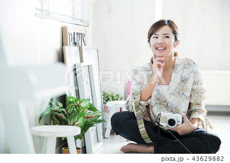 女性　若い女性　カメラ　リビング　写真　ライフスタイル 43629882