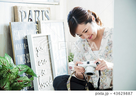 女性 若い女性 カメラ リビング 写真 ライフスタイル 女性 若い女性 カメラ リビング 写真 ライフスタイル 43629887