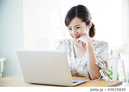 女性 パソコン 若い女性 ノートパソコン インターネット かわいい ライフスタイルの写真素材