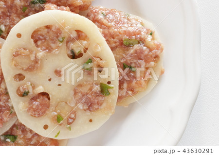 蓮根とパクチーの豚ひき肉料理の写真素材