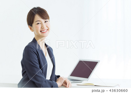 カジュアルスーツ 女性の写真素材 43630660 Pixta