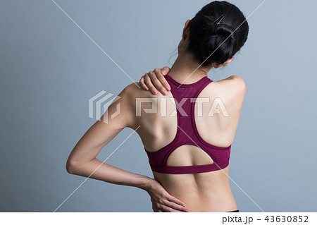 肩こりをほぐす若い日本人女性 43630852