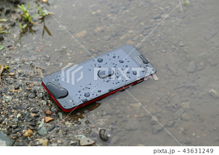 水たまりに落ちたスマートフォン 43631249