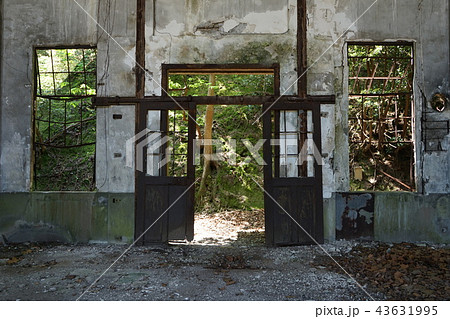 廃墟 発電所跡 内部 正面撮り 横撮りの写真素材