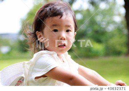 2歳の女の子のポートレート 2歳の女の子のポートレート 43632371