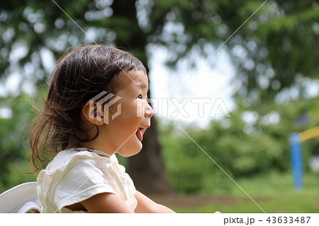 2歳の女の子 横顔の写真素材