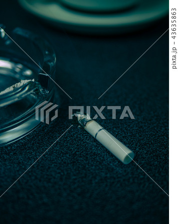 喫煙　たばこ　煙 43635863