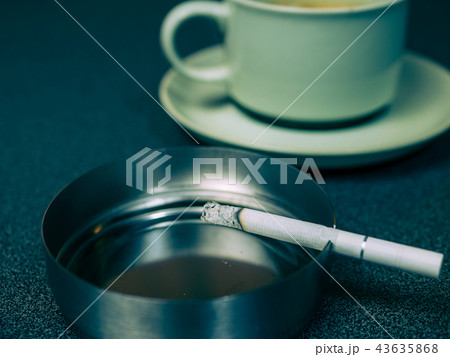 喫煙　たばこ　煙 43635868