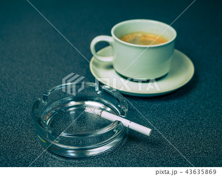 喫煙　たばこ　煙 43635869