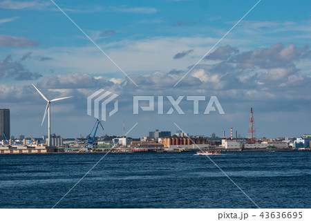 横浜港の風車と遊覧船 43636695