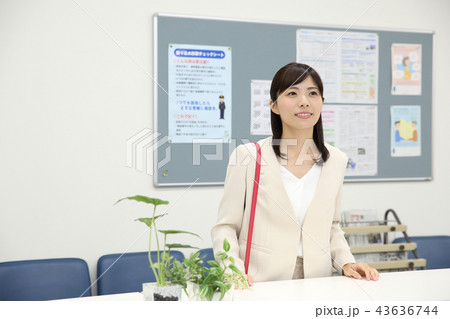 働く女性 43636744