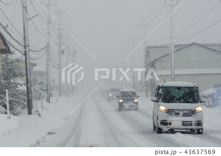 雪の市街地　視界不良 43637569