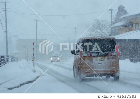 雪の市街地　視界不良 43637583