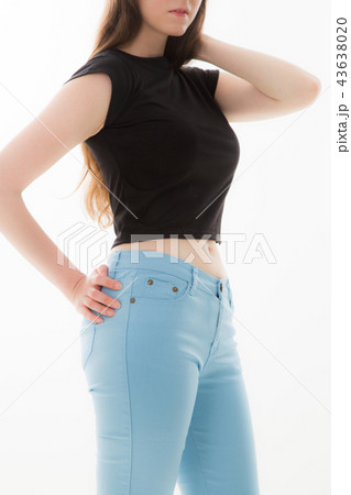 カジュアルな若い女性 43638020